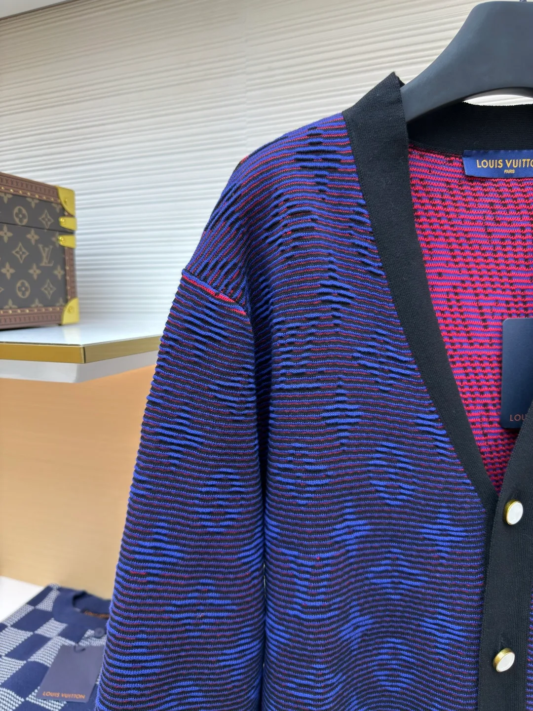 LOUIS VUITTON grating effect jacquard knitted jacket ●Authentic product: Purchased and developed for 12999 ●Item number: 1680041-B00 ●Fabric: Customized yarn fabric ●Technology: Knitted ●Version: Loose version ●Weight: about 750g ●Size: S-M-L-XL ●Description: 25ss new cotton knitted cardigan dip-dyed in elegant tones, full-width Monogram The jacquard pattern incorporates gradient stripes, creating an eye-catching raster effect that highlights Louis Vuitton's exquisite craftsmanship. Deep trims extend the college style, and pearlescent buttons add a dandy touch. The overall wiring is straight and delicate, the fabric is comfortable and soft, and the color is consistent without color difference. It can be matched with the same style to create a fashionable look and control various occasions. Customized accessories, complete with three standards, same style for men and women!